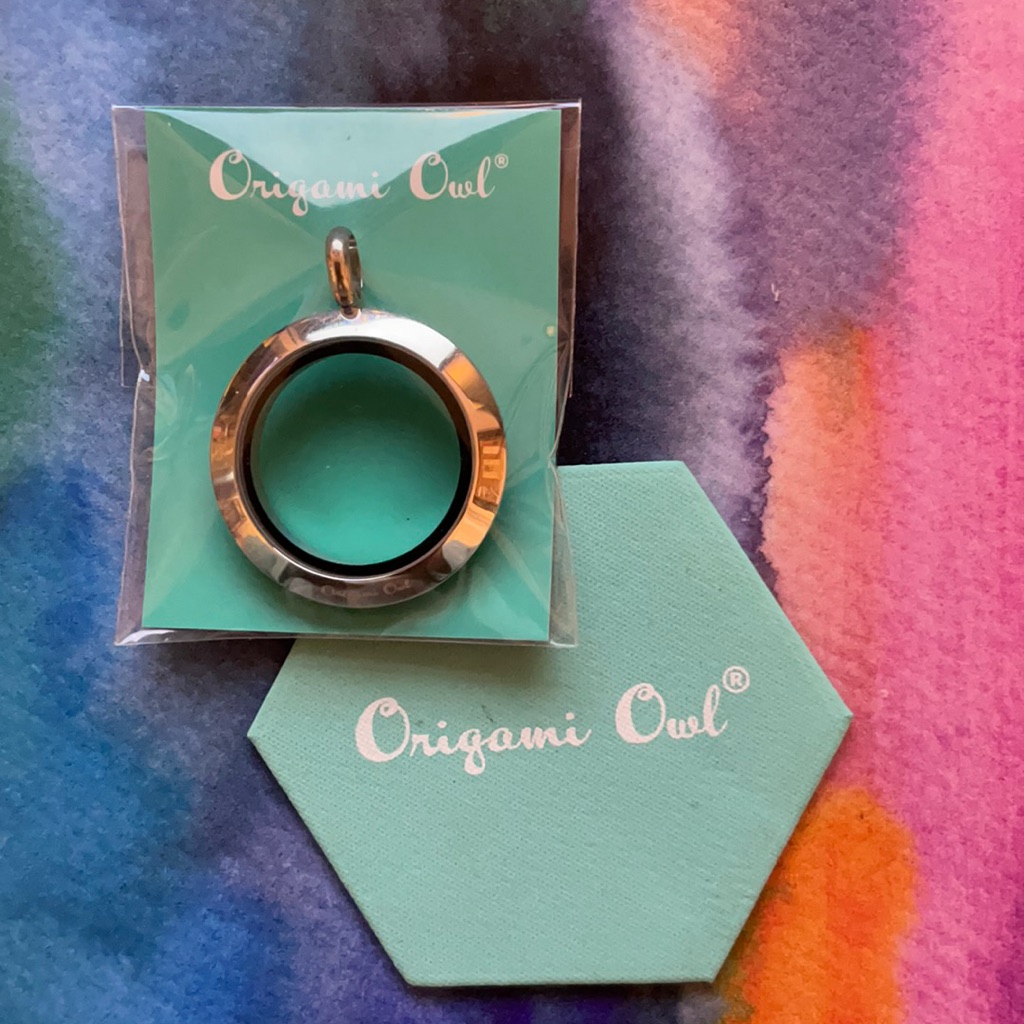 Origami Owl Silver Medium Locket Base Twist 10$